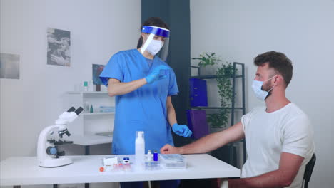 médico que administra la vacuna al paciente