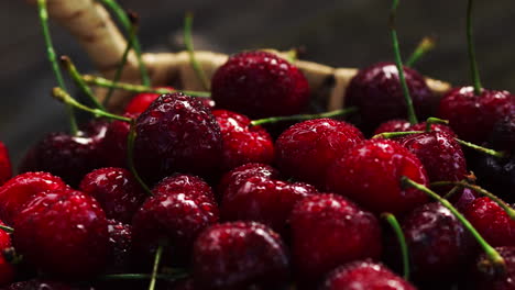 cerezas frescas con gotas de agua en fondo oscuro. cerezas frescas de fondo. concepto de comida saludable.