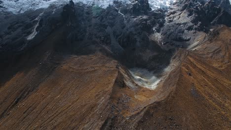 Luftaufnahme-Des-Salkantay-gebirgssockels-Und-Des-Ausgetrockneten-Gletscherteiches-In-Den-Anden,-Peru