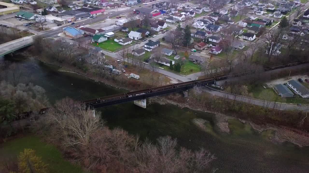 logansport indiana vista aérea tren de carga cruzando el puente panorámico del río otoño
