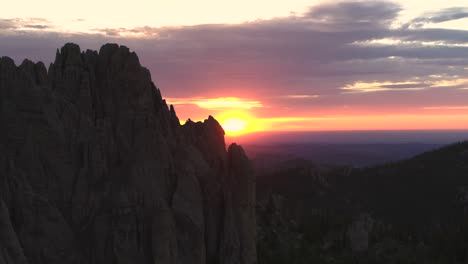 Dramatic-reveal-of-the-setting-sun-at-Cathedral-Spires,-South-Dakota