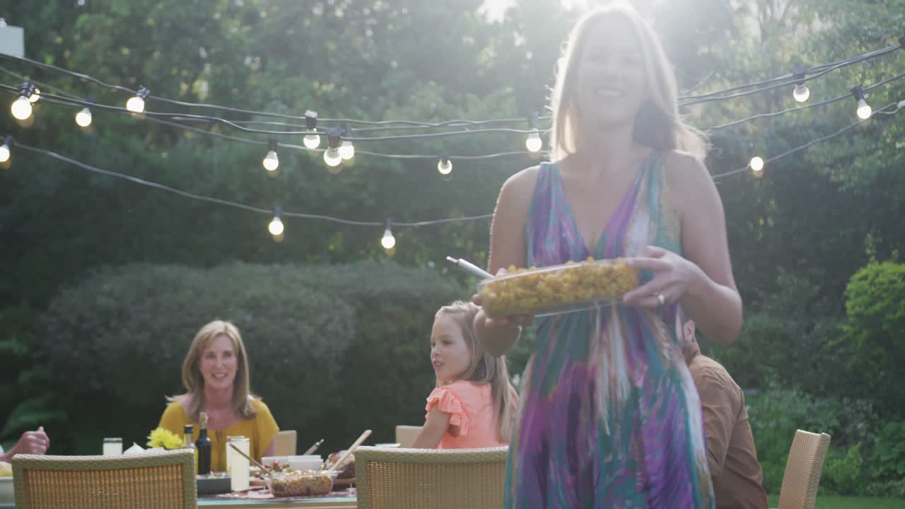 야외 에서 음식 을 가지고  ⁇ 고 있는 젊은 여자