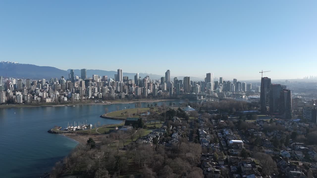 Case residenziali a Kitsilano con vista sullo skyline del centro di Vancouver in BC, Canada. – Ripresa aerea.