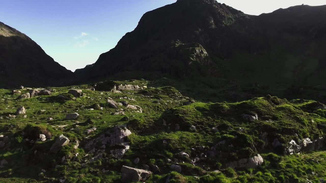toma aérea de drones de paisajes, acantilados, montañas y naturaleza en irlanda