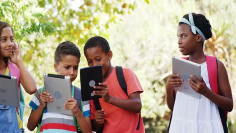 Gruppe-Von-Schulkindern,-Die-Ein-Digitales-Tablet-Nutzen