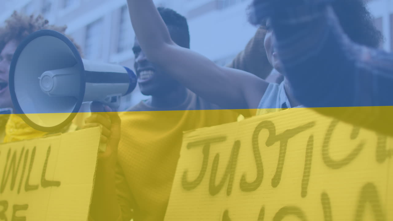 animación de la bandera de ucrania sobre varios manifestantes