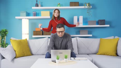 the girl who surprises her father who works at home.