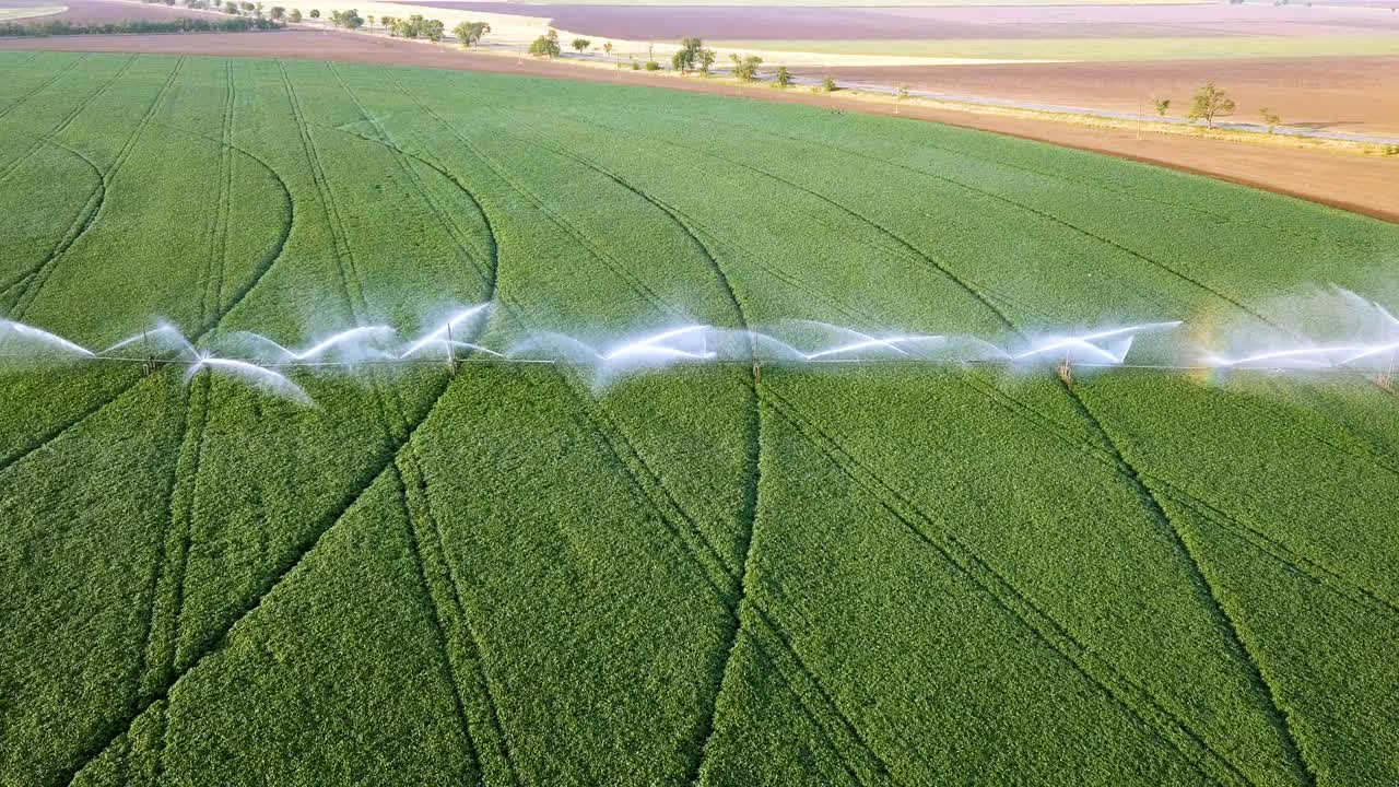 4k aéreo. volar sobre el océano, el mar con reflejo solar. composición de giro
