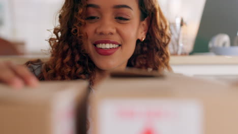 inventario, cajas y estantería mujer búsqueda