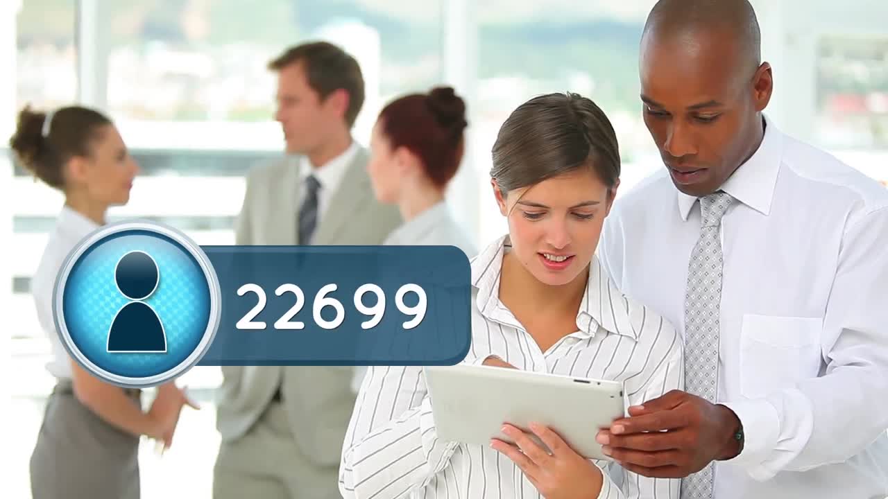 equipo de negocios estudiando en una tableta