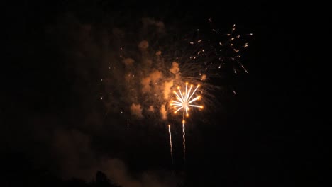 fuegos artificiales y tiras de naranja