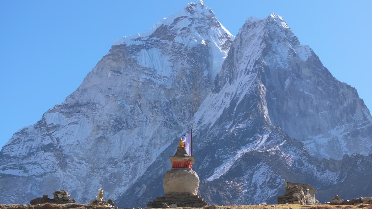 Luftfoto af et buddhistisk stupa-monument med snedækkede Ama Dablam og Khumbu bjergtoppe, der rejser sig i baggrunden i Everest-regionen, Nepal.