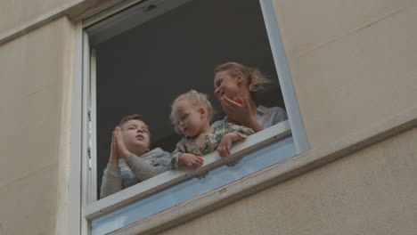 Familia-En-Ventana-Abierta-Durante-La-Cuarentena-De-Covid-19