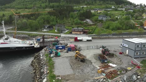 LKW-Mit-Gefährlichen-ADR-Gütern-Wartet-Darauf,-Auf-Die-Fähre-Rodvensfjord-Am-Afarnes-Fähranleger-In-Norwegen-Verladen-Zu-Werden