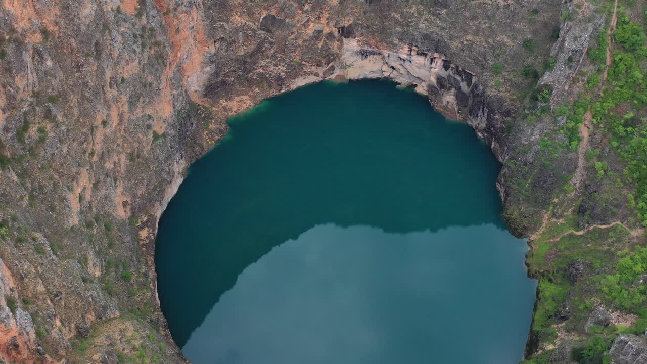 fascinante azul rojo karst lago imotski croacia aéreo