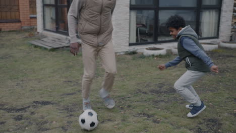 padre e hijo jugando al fútbol