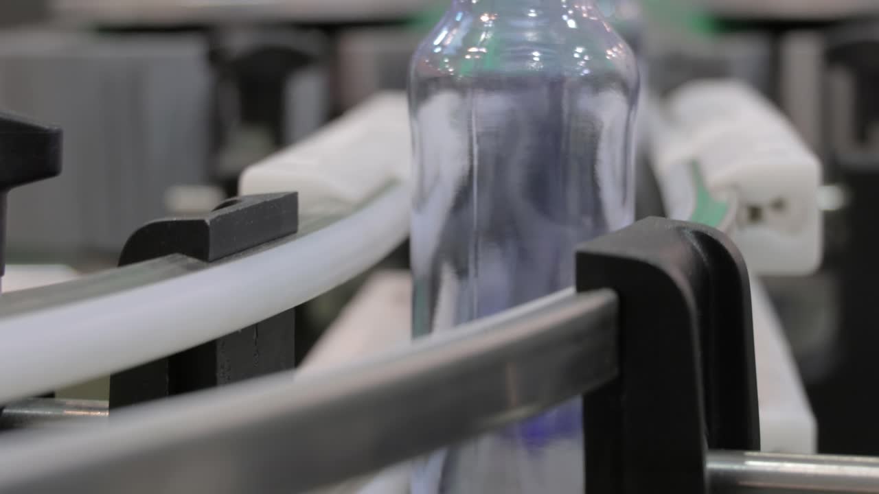 botellas en la línea de producción de la planta o fábrica