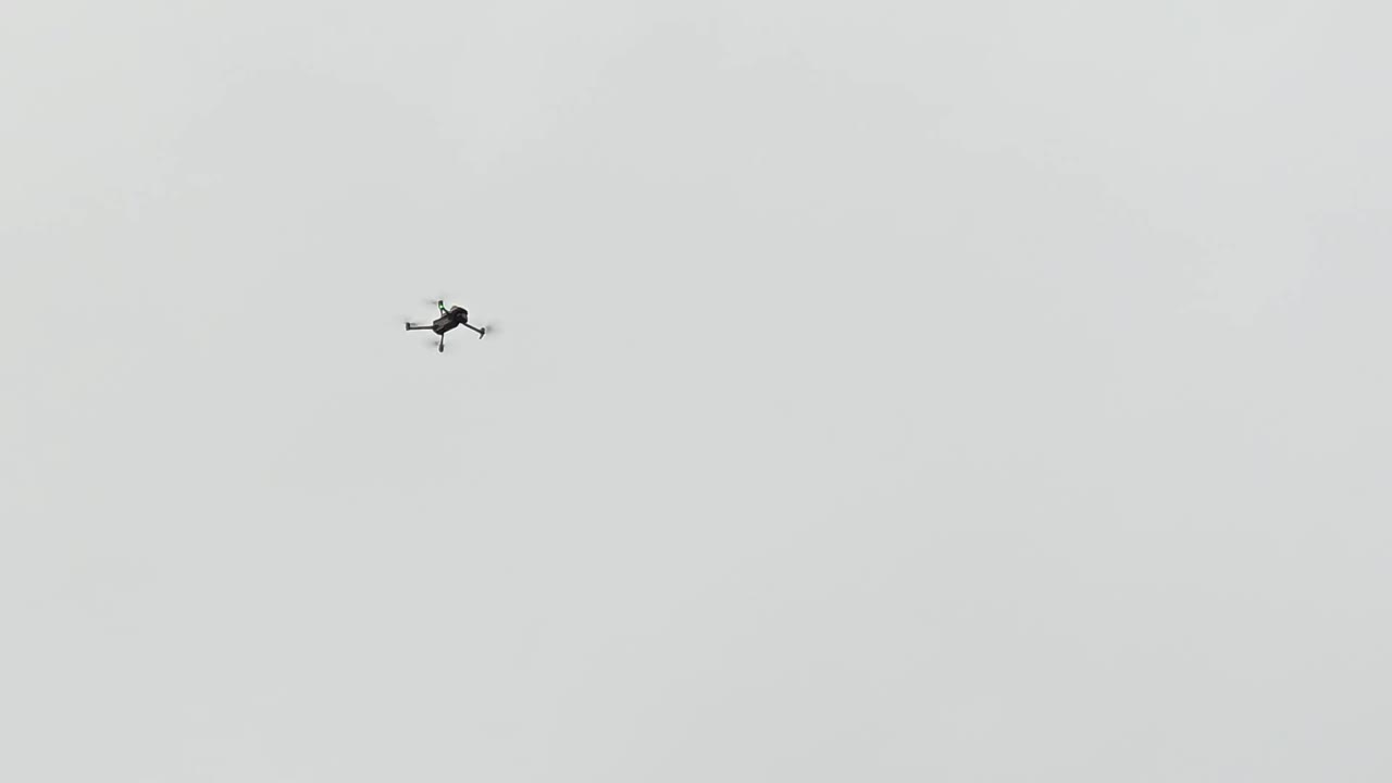 dji mavic 3 멀티 스트럴 드론이 하늘을 향해 날아갑니다.