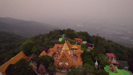 el templo sagrado budista doi suthep al atardecer