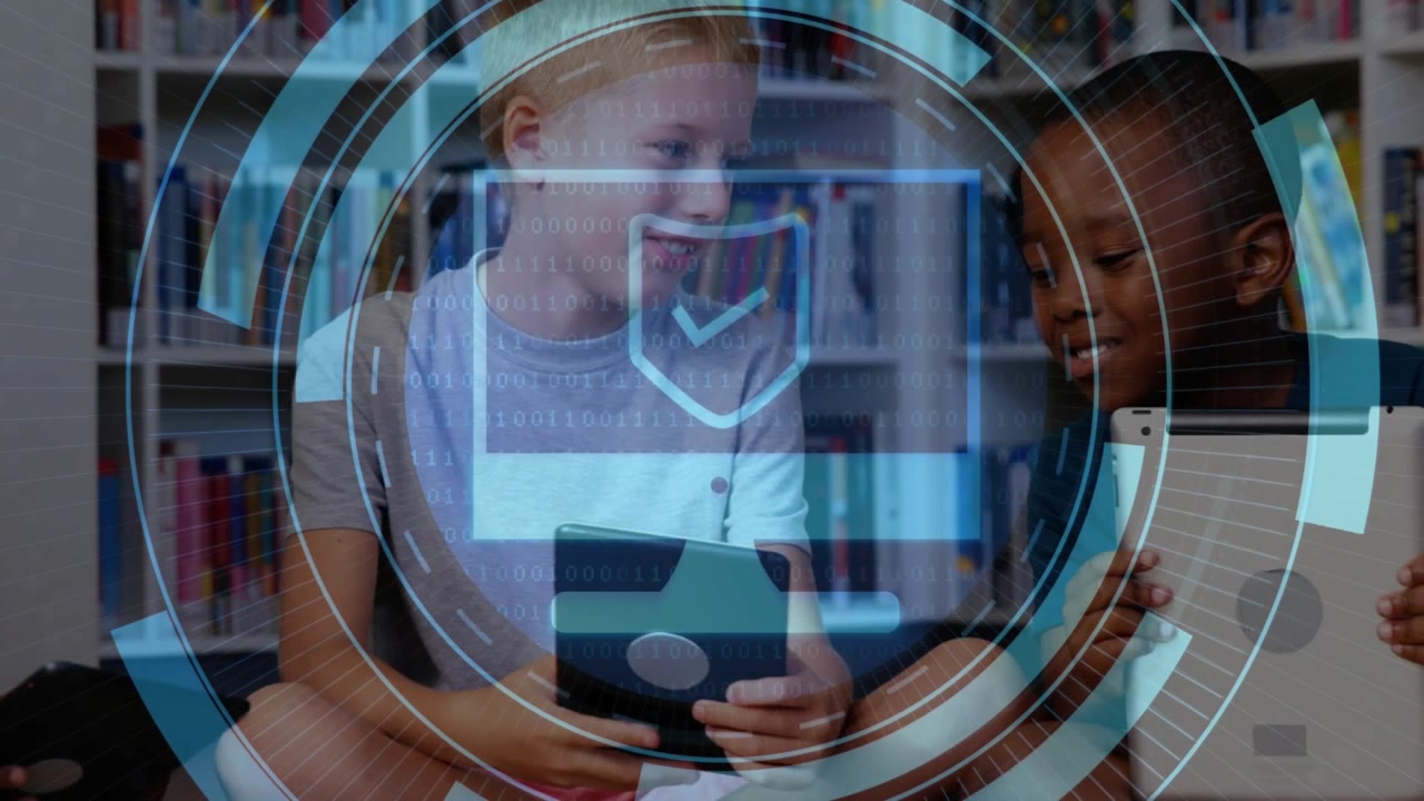 Tre ragazzi che toccano tablet al centro della biblioteca, il bambino al centro avvia un controllo dello scudo HUD confermando l'apprendimento