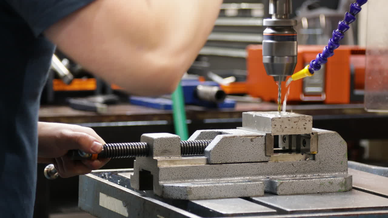 macchina di perforazione di pilastri perforazione di fori su blocchi metallici nell'industria manifatturiera