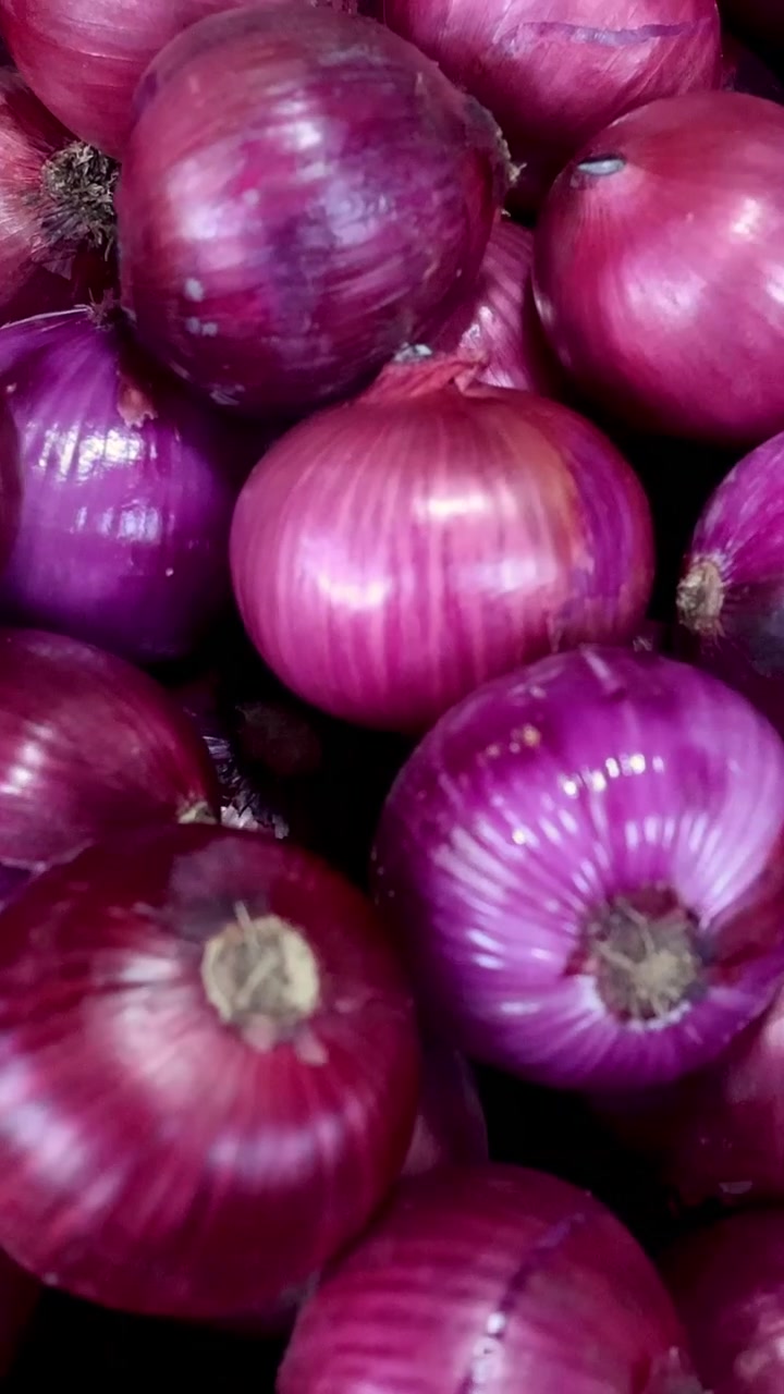 Transizione dal giallo al rosso di cipolle e peperoncini