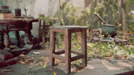 habitación abandonada con taburete de madera