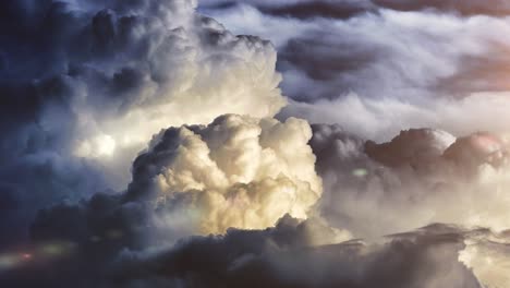 espesas nubes en el cielo con luz solar brillante