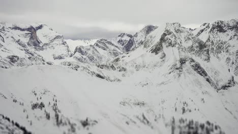 Schwere-Wolken-über-Den-Schneebedeckten-Berggipfeln-Der-österreichischen-Alpen