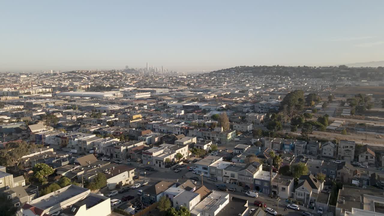 이 드론 영상은 샌프란시스코의 베이뷰 동네 위를 조용히 날아다니는 모습을 담고 있습니다.