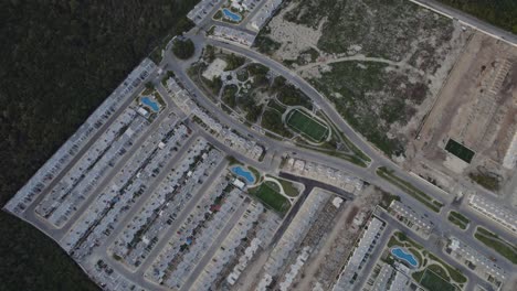 Vista-Aérea-Desplegable-De-Villas-De-Lujo-En-La-Ciudad-Turística-De-La-Riviera-Maya,-Cancún,-México.