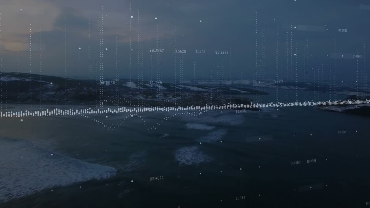 All'apertura, una forma d'onda bianca lungo la costa, ripresa dall'alto, che sale, fluttua e poi scende, indicando cambiamenti nei dati.