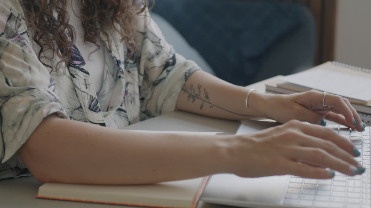 mujer trabajando en una computadora portátil en el escritorio
