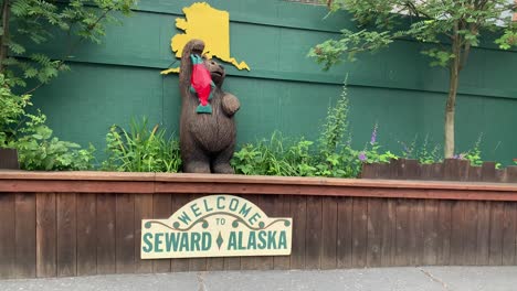 Seward-Alaska-Oso-Con-Pescado