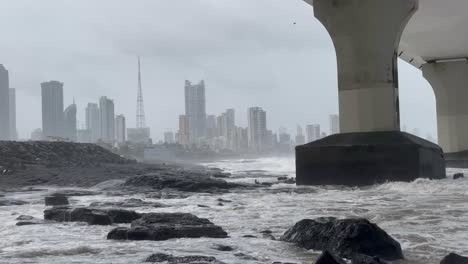 Olas-Oceánicas-Rompiendo-En-La-Costa-Rocosa-Bajo-El-Enlace-Marítimo-Bandra-worli-Durante-El-Monzón-En-India