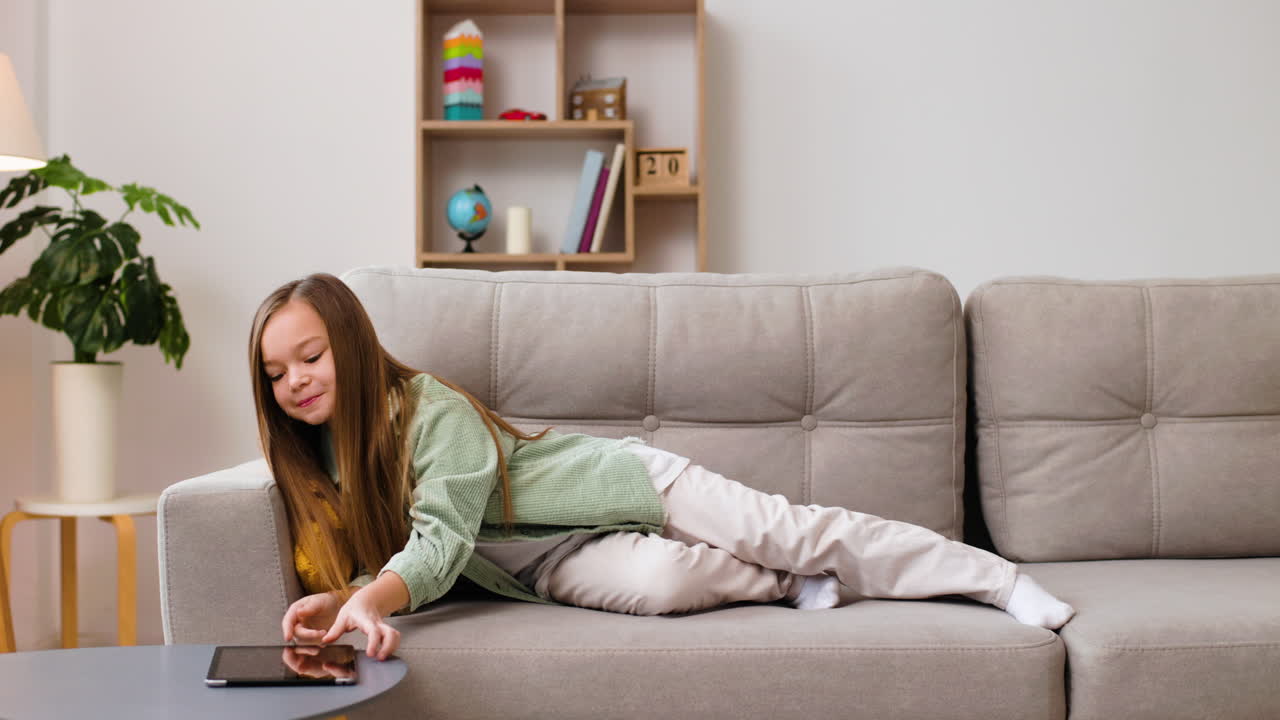 거실에 있는 작은 소녀