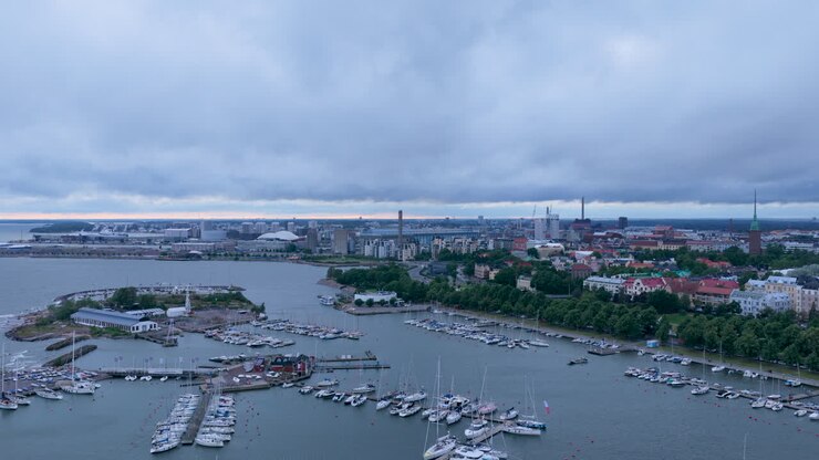 Veduta aerea di una cupa serata estiva sulla costa di Helsinki, Finlandia