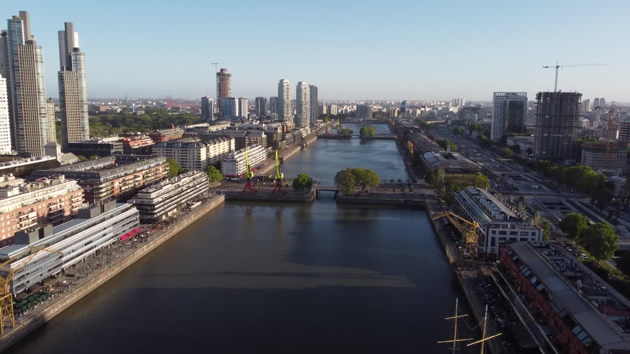 석양의 푸에르토 마데로, 아르헨티나 부에노스아이레스