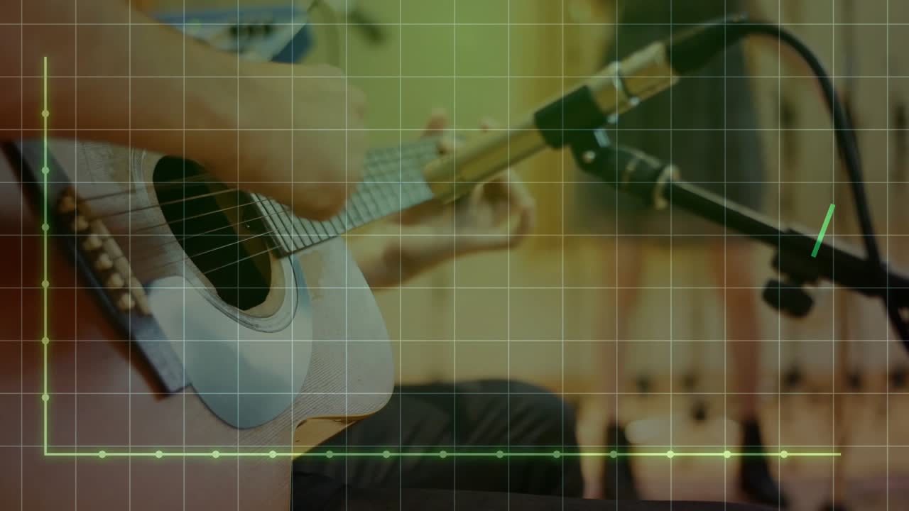 Musicista che strimpella la chitarra in studio, il primo pizzico genera una sovrapposizione di forma d'onda verde verso il microfono per l'audio