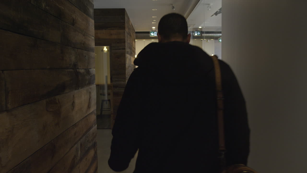 한 아프리카계 미국인 남자가 그의 개를 그의 하이테크 직장에서 일하기 위해 데려옵니다