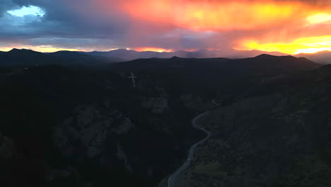 Unglaublicher-Sonnenuntergang-Mit-Jesus-Christus-Kreuz-Auf-Dem-Gipfel-Des-Berges.-Luftdrohne,-Filmischer-Mount-Lindo,-Colorado,-Regenwolken,-Orange,-Gelb,-Rosa,-Sommer,-Christlich,-Erstaunlich,-Größtes-Kreuz-In-Den-USA,-Morrison-Forward