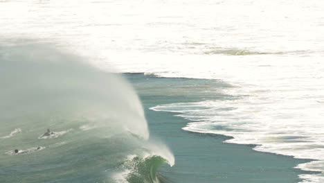 Surfistas-En-Las-Olas-En-Ciudad-Del-Cabo