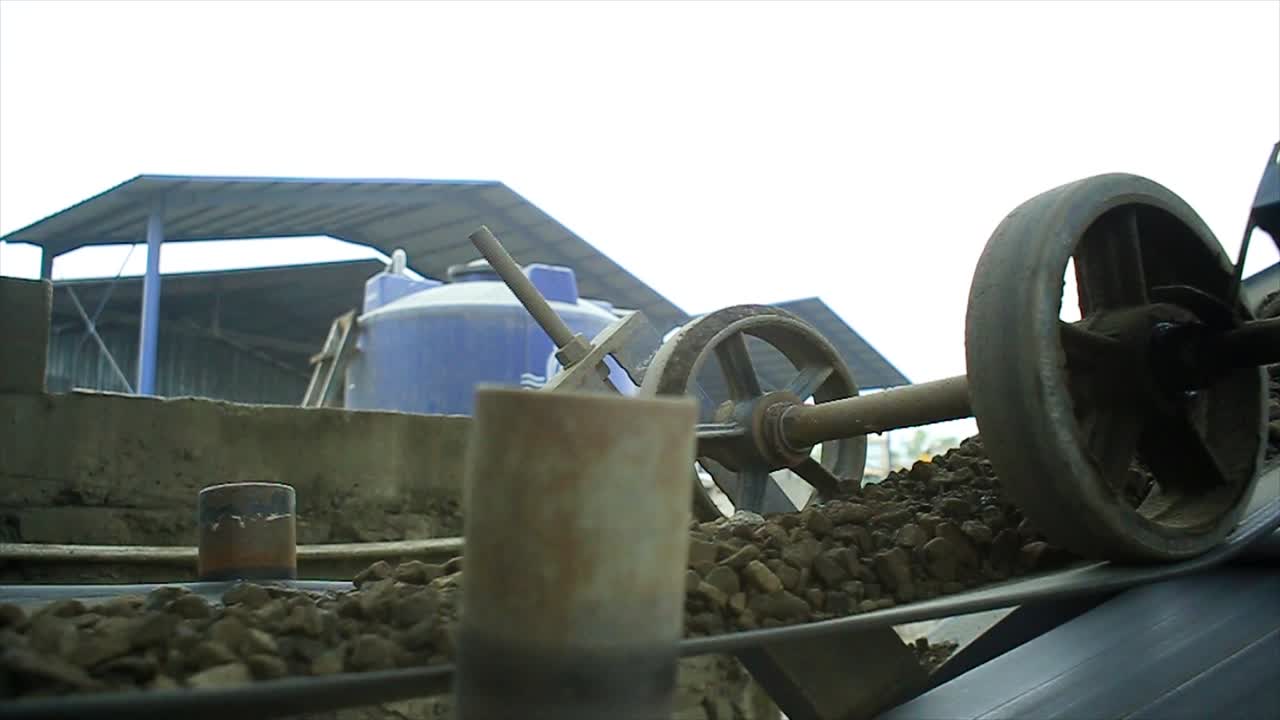 광산 및 가공 공장에서 아스팔트 기본 재료로 분쇄 된 돌, 모래 및 자갈을 위한 산업용 분쇄기 아스팔트 혼합 공장에서 아스팔트 또는 핫 ⁇ 스 콘크리트를 생산합니다.