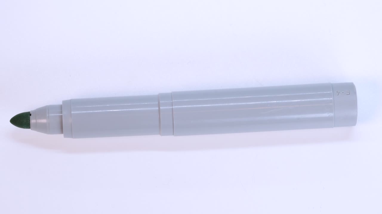 흰색 표면 배경에서 회전하는 회색 마커 펜, 매크로 샷 보기 세부 정보 닫기