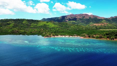 vuelo aéreo de drones hacia el paraíso de la playa de coron