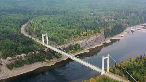 Un-Dron-Captura-Una-Impresionante-Vista-Aérea-Del-Puente-Colgante-Del-Río-Peace-En-Hudson&#39;s-Hope,-BC