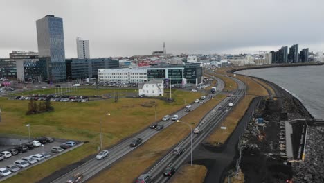 Vista-Aérea-De-Los-Tejados-Y-Carreteras-De-Reykjavik-En-Islandia