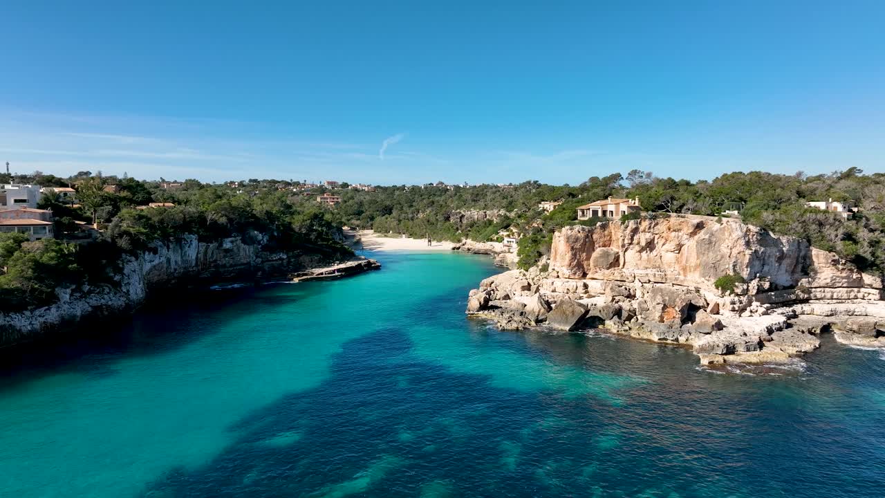 Drone che vola verso la spiaggia spagnola di Cala Llombards a Maiorca