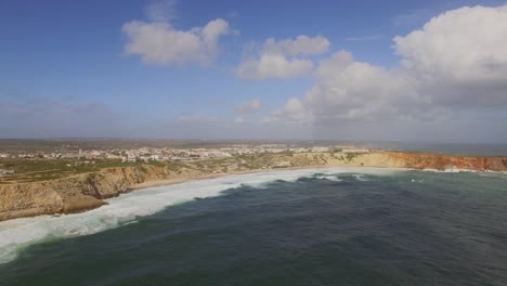 grandes olas en el punto más al sur oeste de europa, cabo de são vicente y sagres en el algarve, portugal