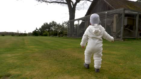 Happy-little-girl-runs-in-the-yard